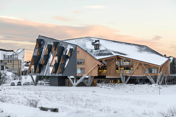 معماری هتلی که برف بازی می کند