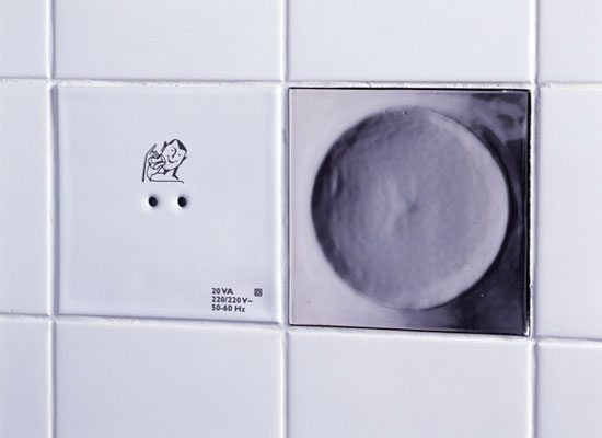 Function tile: Magnifying mirror Droog