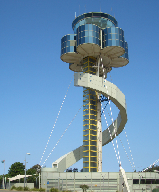 http://image.architonic.com/imgTre/11_11/Sydney_Airport_Control_Tower.jpg