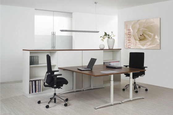 Canvaro desking programme Assmann Büromöbel