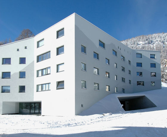 Personalhaus des Spitals Oberengadin | Apartment blocks | Mierta & Kurt Lazzarini Architekten