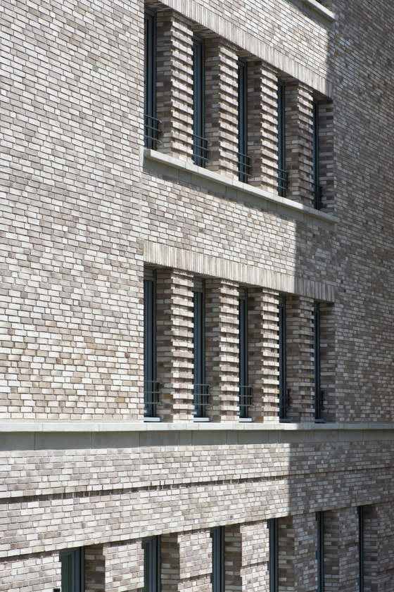 Wohn-und Geschäftshaus R7 by Stefan Forster Architekten | Office buildings