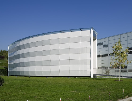 kiefer technic showroom dynamic facade