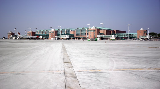 Nouvelle Aérogare passagers de l'Aéroport Marco Polo | Airports | STUDIO ARCHITETTO MAR