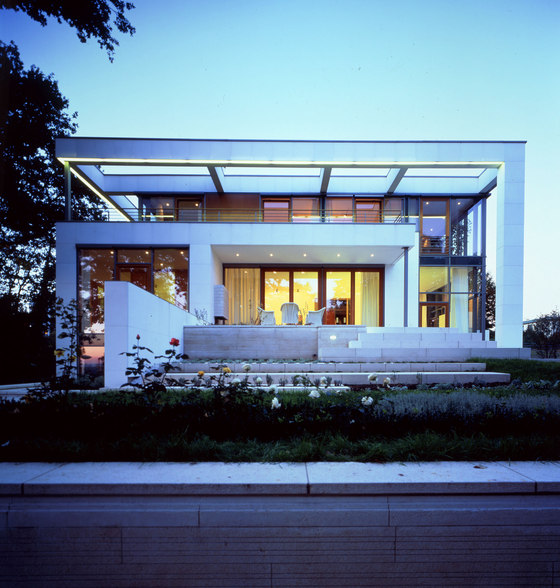 White cube on a hillside | Casas Unifamiliares | Dibelius Architekten