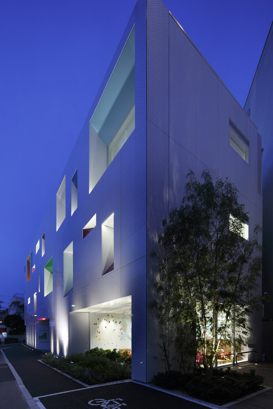 Sugamo Shinkin Bank / Tokiwadai branch | Edificio de Oficinas | Emmanuelle Moureaux Architecture + Design