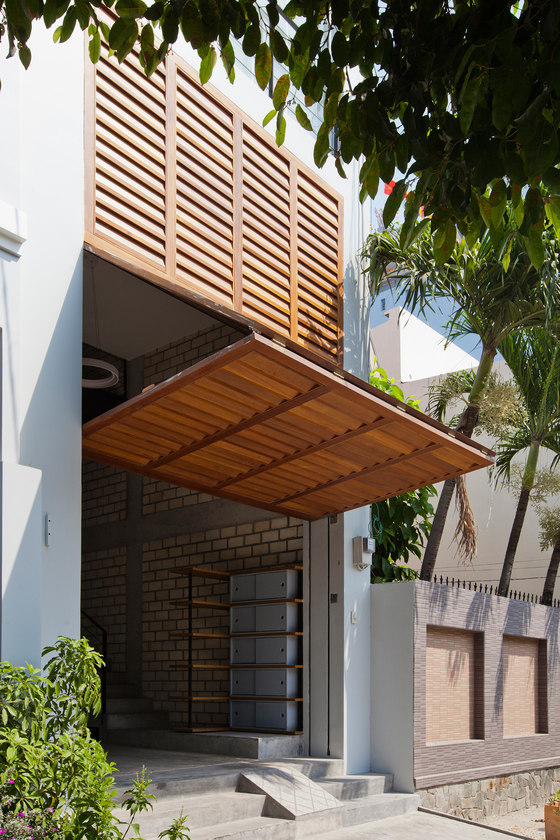 Townhouse with a Folding-Up Shutter by MM++ Architects | Semi-detached ...