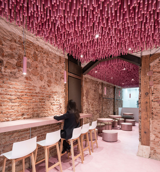 12,000 pink-painted wooden sticks by Ideo Arquitectura | Café interiors