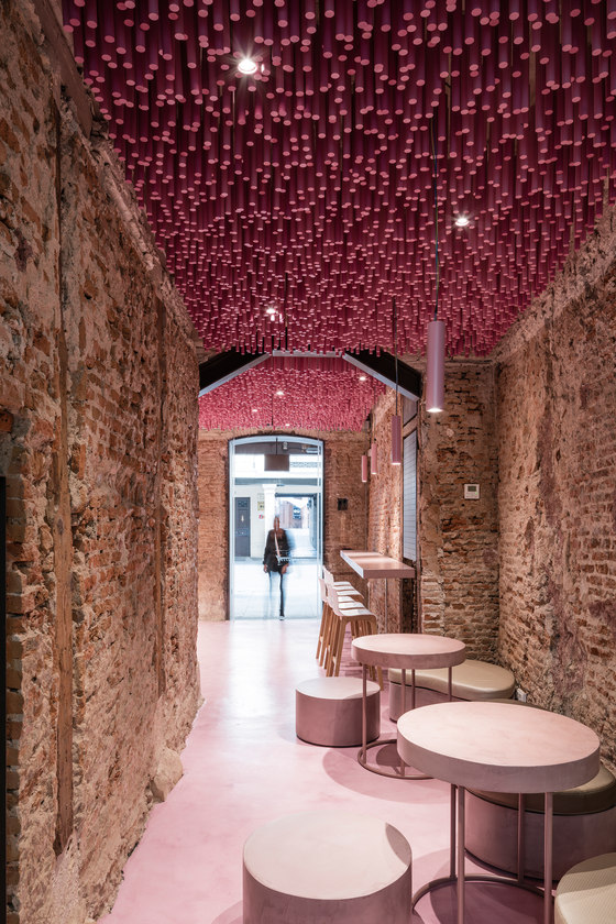 12,000 pink-painted wooden sticks by Ideo Arquitectura | Café interiors