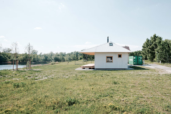 VOJ - The Lake House by JRKVC | Detached houses