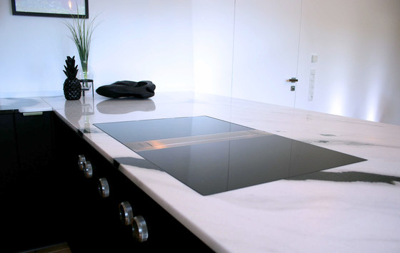 Bien plus que noir et blanc : du marbre noble et un système d'aspiration sur table de cuisson | Références des fabricantes | BORA