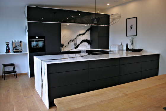 Bien plus que noir et blanc : du marbre noble et un système d'aspiration sur table de cuisson | Références des fabricantes | BORA