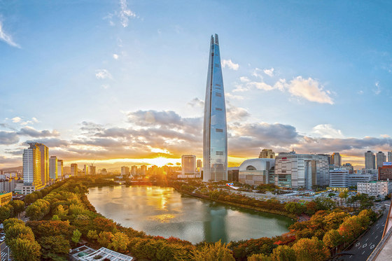 Lotte World tower hidden by cherry blossoms