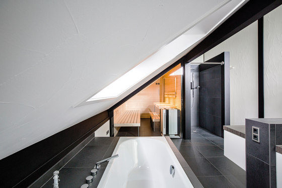 BLACK AND WHITE - PRIVATE HOUSE by DEISL SAUNA & WELLNESS | Private baths