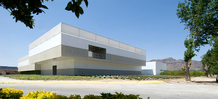 Edificio De Investigacion Entre Limoneros | Administration buildings | Subarquitectura