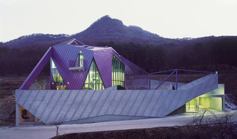Purple Hill House | Einfamilienhäuser | IROJE KHM Architects