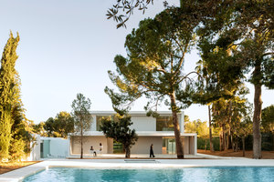 House between the pine forest | Detached houses | Fran Silvestre Arquitectos