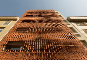 Cloaked in Bricks | Mehrfamilienhäuser | Admun Design & Construction Studio