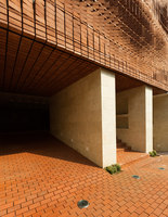 Cloaked in Bricks | Mehrfamilienhäuser | Admun Design & Construction Studio