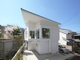 The Corner house in Kitashirakawa | Casas Unifamiliares | UME architects