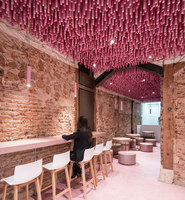 12,000 pink-painted wooden sticks | Café-Interieurs | Ideo Arquitectura