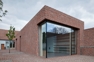 Brick House in Brick Garden | Detached houses | Jan Proksa