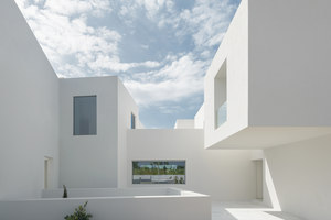 Between Two White Walls | Einfamilienhäuser | Corpo Atelier
