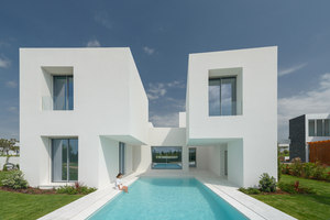 Between Two White Walls | Maisons particulières | Corpo Atelier