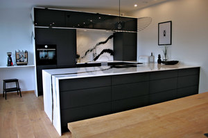 Bien plus que noir et blanc : du marbre noble et un système d'aspiration sur table de cuisson | Manufacturer references | BORA