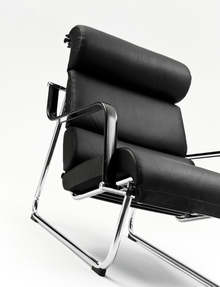 Remmi Lounge chair/footstool | Fauteuils | Avarte