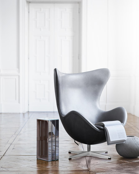 Egg™ Footstool | 3127 | Black leather | Polished aluminum base | Stools | Fritz Hansen