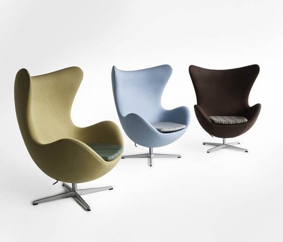 Egg™ Lounge chair | 3316 | Walnut leather | Polished aluminum base + Footstool | 3127 | Walnut leather | Polished aluminum base | Armchairs | Fritz Hansen