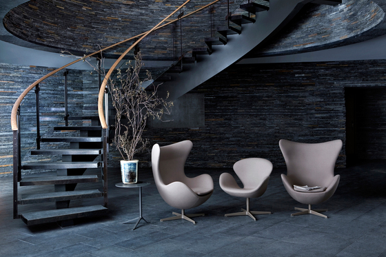 Egg™ Lounge chair | 3316 | Walnut leather | Polished aluminum base + Footstool | 3127 | Walnut leather | Polished aluminum base | Armchairs | Fritz Hansen