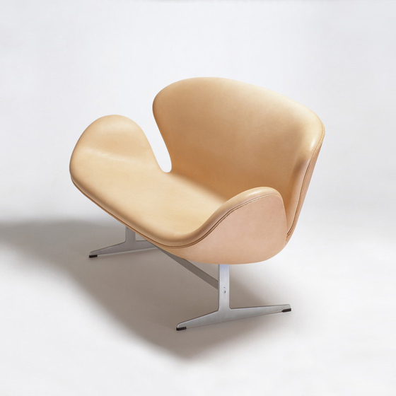 Swan™ | Sofa | 3321 | Leather upholstred | Polished aluminum base | Canapés | Fritz Hansen