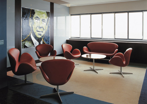 Swan™ | Sofa | 3321 | Leather upholstred | Polished aluminum base | Canapés | Fritz Hansen