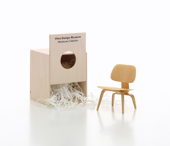 Plywood Group LCW Calf’s Skin | Fauteuils | Vitra
