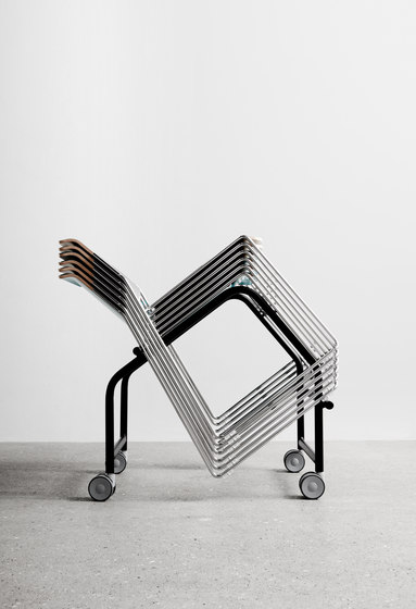 Pause Runner | Chairs | Magnus Olesen