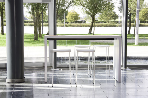 Pause bar table | Contract tables | Magnus Olesen