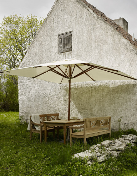 Atlantis Umbrella Ø330 parasol, fabric and kapur wood | Parasoles | Skagerak