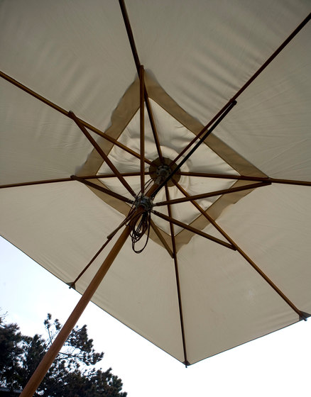 Atlantis Umbrella Ø330 parasol, fabric and kapur wood | Ombrelloni | Skagerak