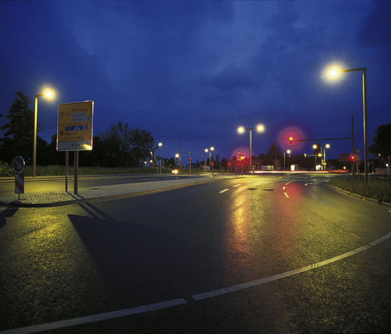 Linea 4500 Luminaria de poste con brazo simple | Iluminación de caminos | Hess