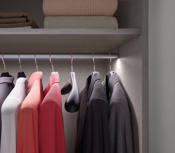 Legno interior closet storage system | Walk-in wardrobes | raumplus