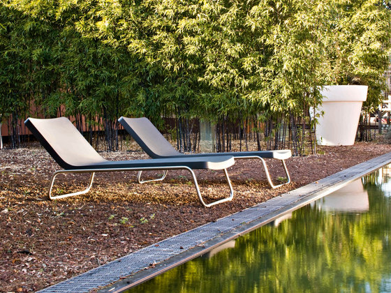 Time Out reclining chaise longue | Sun loungers | Serralunga
