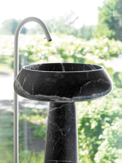 Bjhon 2 freestanding washbasin in black marquina marble | Waschtische | Agape