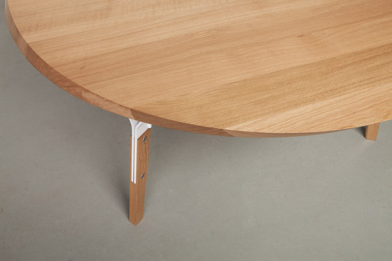 Stammtisch round table, solid wood tabletop | Esstische | Quodes