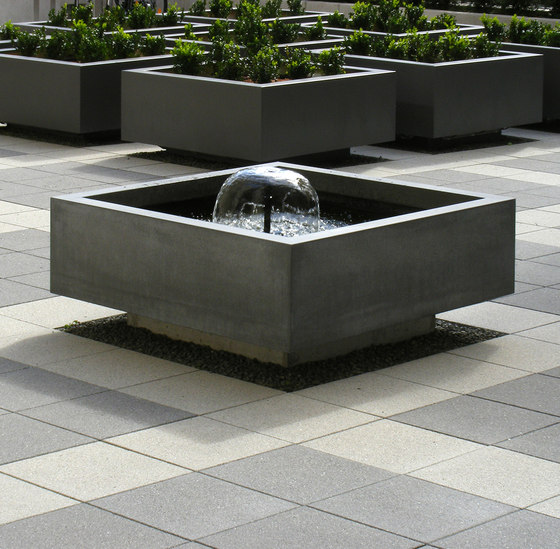 Fountain in the courtyard - Berlin | Waterspout fountains | OGGI Beton