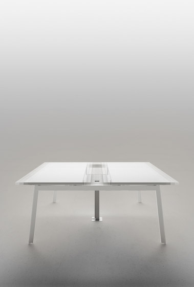 V30 | Desks | Forma 5
