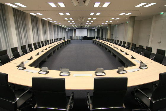 C3 Individuelle Konferenztischanlage | Objekttische | Holzmedia