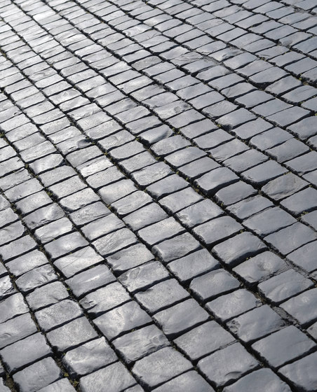 Basalt schwarz, geflammt | Natural stone flooring | Metten