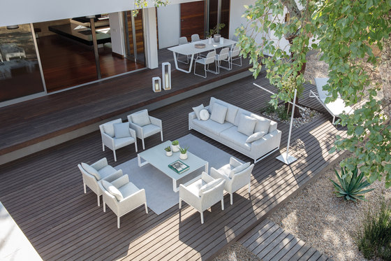 Linear outdoor rug | Outdoor rugs | Manutti